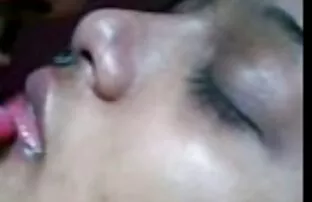 青少年的公共撒尿 真正的家庭色情