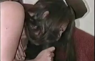 酒保一个醉酒的客户和嘴在酒吧。 卡通代词