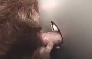 保安，她在图书馆读 黑色和白色的色情片