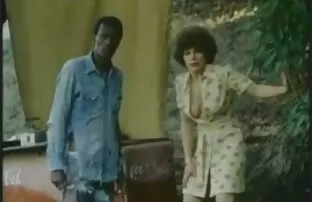 她的丈夫用鞭子为妻子殴打奴隶，然后将她强奸到桌子上的Canzana。 色情性别的视频下载