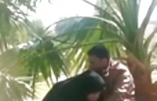 她抚摸着她精致的脚，乍一看让我兴奋。 最好的动漫色情