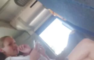 新婚夫妇认识到在餐桌上他妈的你的愿望。 异国情调的色情片