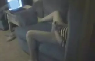 男人不会让你在吸吮时自慰。 高品质的色情片