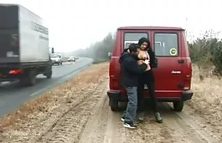 瘦瘦的青少年谁是由他的朋友妈妈。 成熟性别的视频