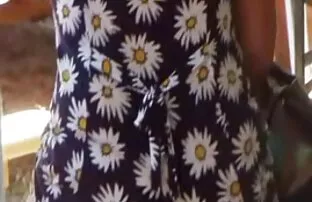金发女郎给了一个男人和女孩，屁股，撒尿，闯入沙发。 巴西色情