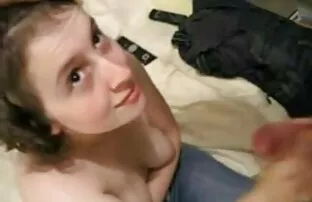 胖乎乎的饮料和传播她的腿有性别与她的丈夫和男朋友。 英国成熟的色情片