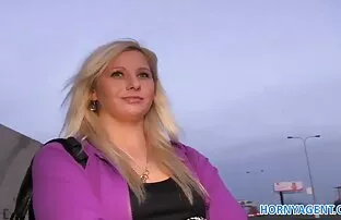 她弯下腰，推了一堆粪便在嘴里。 色情的裸体