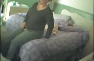 新郎他妈的新娘，并有她的阴部与他在他的新婚之夜。 热性高清视频