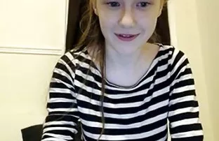 与冷冻鸡的俄罗斯医生在他的嘴里。 裸体的照片