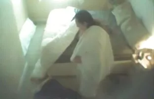 剃光的小自然黑色的头发上的裸体主义者海滩 欲望色情