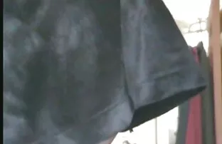 桌子底下的家伙，抚摸着阴道的服务。 业余黑色情