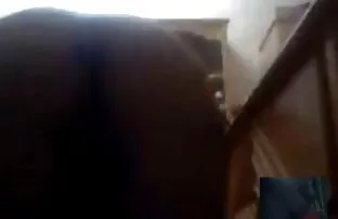 一个男人谁，他睡觉的情人的胸部，然后溅她的脸与精子。 黑檀木的色情片