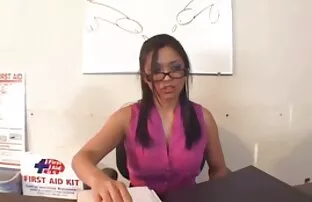她坚持她的屁股，在她的丈夫面前自慰她的阴部。 拉丁色情照片