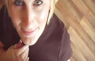 女孩蜿蜒的屁股走的金发女郎 韩国色情网站
