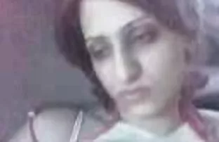 这个女孩已经成为一个狗式的，但我有一个朋友的裤子在她的屁股 超现实国王