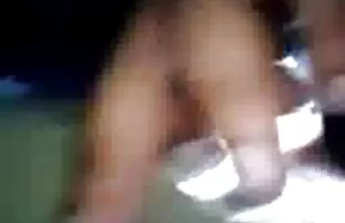 一个胖家伙，只是在转移过程中进入一个女孩的阴部。 大黑色情