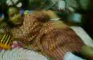 口交在一个女人的喉咙后，一个女人为她的丈夫。 汽车色情