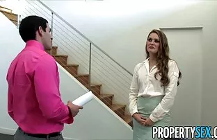金发碧眼的火车占主导地位的教练 裸体做爱