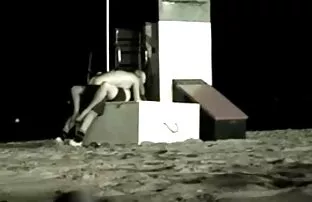 青少年一个浪漫的时刻与一个黑人男子。 免费的铁杆色情