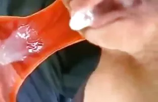 所以是咀嚼她的阴部，她的下巴是蓬勃发展 性爱视频完整的电影
