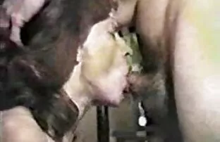 一个秃头的男人嘴里塞着一条长长的尾巴，然后是沙发上的一个柔软的洞发女人。 吉尔凯利色情
