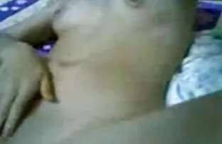 这对夫妇在一个秘密的观众面前毫不犹豫地在海滩上。 精英色情