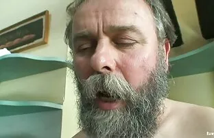 女仆，包括首席，公鸡，这是位于桌子底下。 热门色情网站