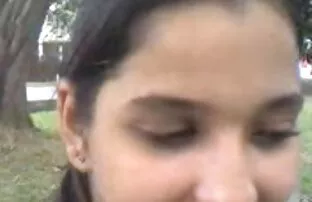 女孩踢奴隶的舌头在脸上，然后刀片闪耀 免费观看色情在线