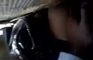 年轻女子坐在一个大堆栈的屁股。 海盗色情