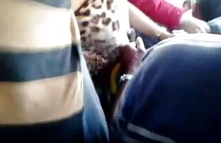 把一只公鸡在裤子巨大的诱饵 第一次色情