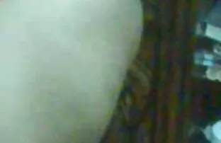 棕褐色的女孩吧，剃须是一个金发女郎在卧室里。 英国广播公司的色情片
