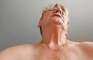 金发女郎撞毛茸茸的满奶油 现场性色情