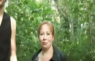房主是撕裂脂肪附着的女朋友后吸烟 裸体的女孩的照片