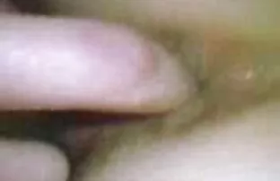 她在一个肥胖的escalope上他妈的自己。 角质性别的视频