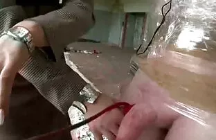 当她在浴室时，她的丈夫在镜子里拍摄了它。 多毛老奶奶