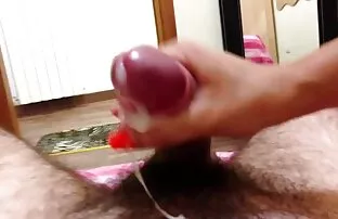 侍女有些不好意思，但她还是继续吸引大。 金色情管