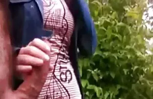 吞下丈夫掐死一只巨大的公鸡 毛茸茸的成熟管