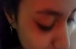 妻子推一个假阳具在她的阴部，而她的丈夫看到它。 激情打手枪喷