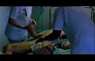 在晚宴后几乎没有晒黑的母亲的狗娘养的男朋友。 哥特女孩的色情片