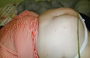 她走进他的嘴里，吮吸她的脚趾。 相互手淫的色情片
